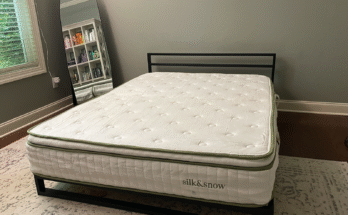 La imagen puede contener una cama de muebles y un colchón.
