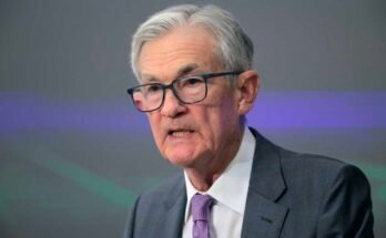 Esta foto muestra al presidente de la Reserva Federal Jerome Powell sobre los hombros. Lleva una chaqueta de traje gris oscuro con una camisa blanca y una corbata de lavanda.