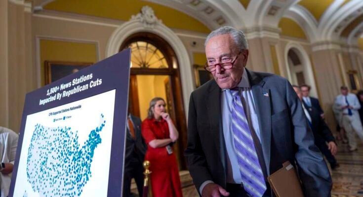 El líder de la minoría del Senado, Chuck Schumer, DN.Y., llega a hablar con los periodistas de los esfuerzos de los republicanos del Senado para recuperar $ 1.1 mil millones en la autoridad financiera de la compañía de transmisión pública y aproximadamente 8.300 millones de dólares de programas de ayuda extranjera dirigidos por Dege, en Capitol en Washington, el martes 15 de julio. 2025.