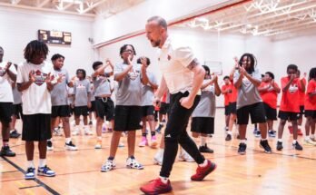 Baloncesto de Louisville, Pat Kelsey da a través de Connor Kids Academy