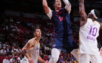 El centro des Clippers Yanic Konan Niederhauser se eleva para un tiro sobre un defensor de los Lakers en un partido de la liga de verano en Las Vegas.