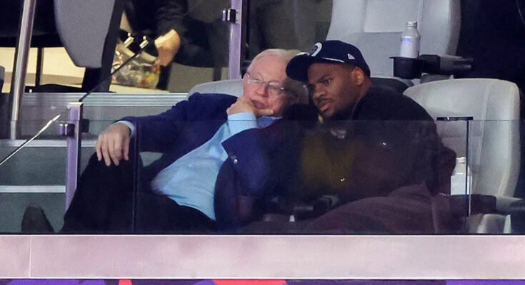 LAS VEGAS, NEVADA - 11 de febrero: El propietario, el presidente y director gerente de Dallas Cowboys y el director gerente Jerry Jones (L) y Micah Parsons, miran durante el segundo trimestre del Super Bowl LVIII entre los 49ers de San Francisco y los jefes de Kansas City del Allegiant Stade el 11 de febrero del 11 de febrero, 2024 en Las Vegas, Nevada. Los Chiefs vencieron a 49ers 25-22 en tiempo extra. (Foto de Ethan Miller / Getty Images)