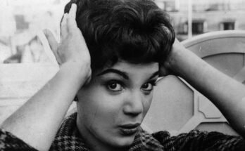 Connie Francis arregla su cabello durante una recepción de prensa de 1959 en el Hotel Dorchester en Londres
