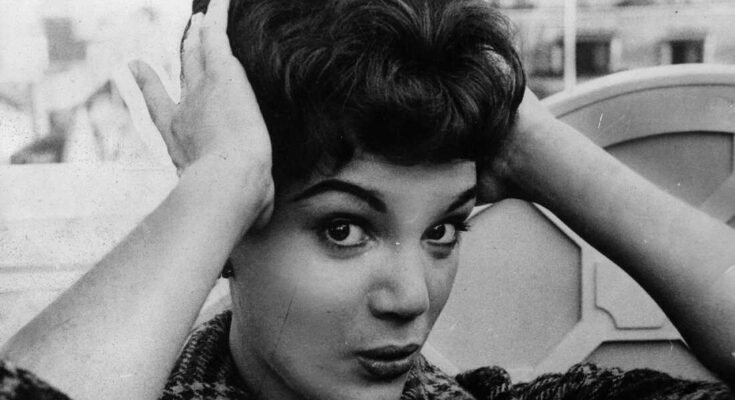 Connie Francis arregla su cabello durante una recepción de prensa de 1959 en el Hotel Dorchester en Londres