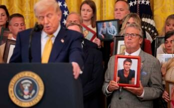 Greg Swan, cuyo hijo Drew murió de una sustancia vinculada al fentanilo, examina el presidente Trump habla en la Casa East de la Casa Blanca. El Presidente ha firmado el Halt de la Ley de Fentanilo, cuyo objetivo es clasificar permanentemente todas las sustancias vinculadas al fentanilo como sustancias controladas por el Anexo I y la asistencia a la policía en delitos de tráfico y fabricación.