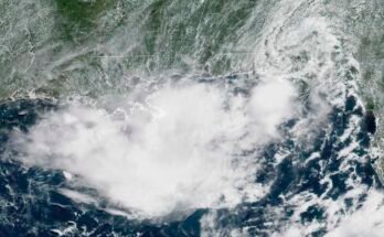 Esta imagen satelital de geocolor se toma el miércoles 16 de julio de 2025 a las 12:46 HAE y suministrada por la Asociación Nacional Oceánica y Atmosférica, muestra un sistema meteorológico tropical en Florida Panhandle.