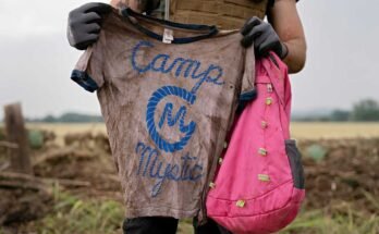 Un campamento de lectura de camisa de un niño místico