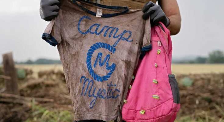 Un campamento de lectura de camisa de un niño místico