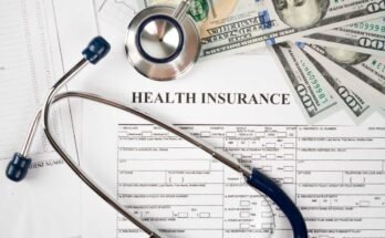 Un estetoscopio, una calculadora y boletos de $ 100 están representados con un formulario que dice "Seguro de salud."