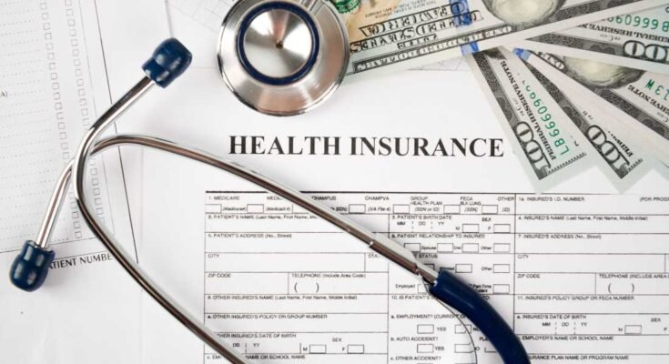 Un estetoscopio, una calculadora y boletos de $ 100 están representados con un formulario que dice "Seguro de salud."