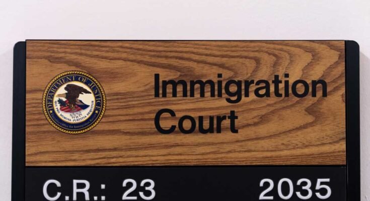 En esta foto de archivo, un letrero muestra la ubicación de un tribunal de inmigración en Nueva York. En julio, otros 16 jueces de inmigración fueron despedidos.